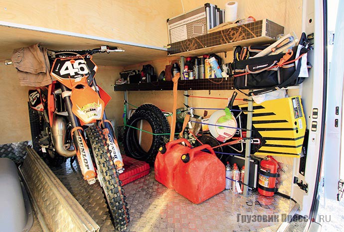 Мотоцикл KTM прекрасно помещается под багажным отсеком и при этом не ограничен для доступа с боков