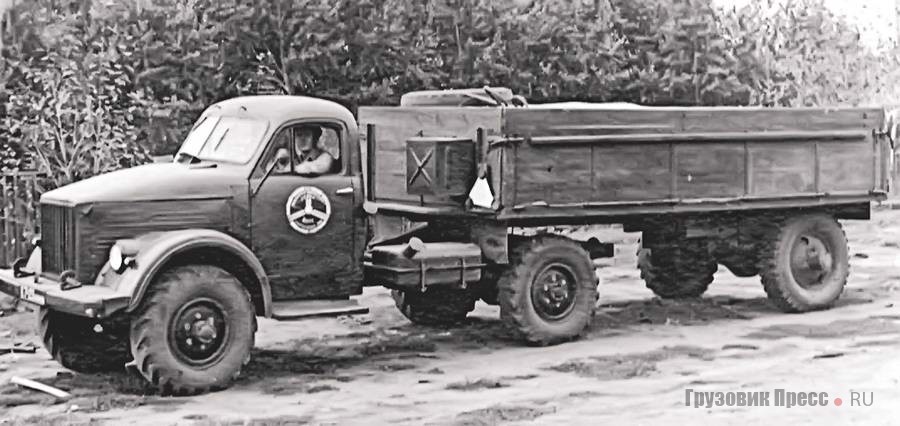 Серийный ГАЗ-63 № 17-21 кнв, переоборудованный в седельный тягач, работавший в паре с самодельным бортовым полуприцепом, изготовленным в Куртамышском АТХ. Мост полуприцепа взят от ЗИС-5 и укомплектован двумя его же внутренними колёсами на шинах 9,00-20. Райцентр Куртамыш Курганской области, начало 1960-х