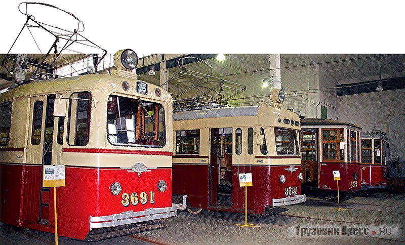 Экспозиция старых трамвайных вагонов в здании музея