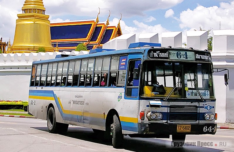 Бело-сине-жёлтые автобусы, как этот Hino AK, тоже доминируют наряду с красно-белыми автобусами Бангкока