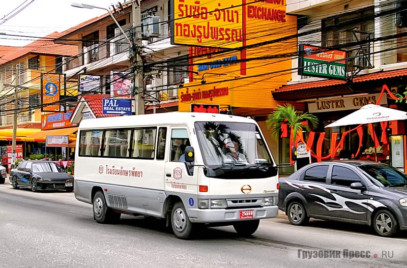 Автобусы малой вместимости Hino Rainbow, как правило, перевозят школьников или принадлежат каким-либо коммерческим организациям