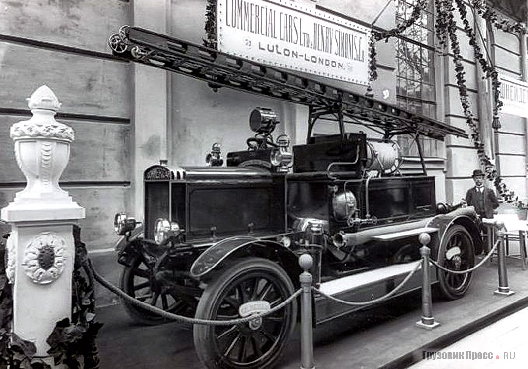 Пожарная машина Commer Car CCB на выставке 1913 г., и она же на службе в Крестовском отделе Петроградского пригородного пожарного общества в 1915 г.
