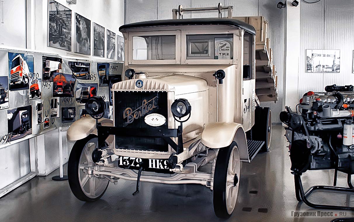Грузовой автомобиль [b]Berliet CBA9 1920 г.[/b] выпуска имел наборные диски и поднимающийся бортовой деревянный кузов с задней разгрузкой
