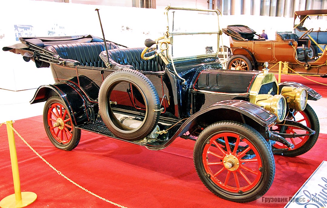 Studebaker Model 25 1912 г. Музея Москвы. В 1913 г. компания имела 12 заводов, откуда сходило ежегодно до 50 000 машин