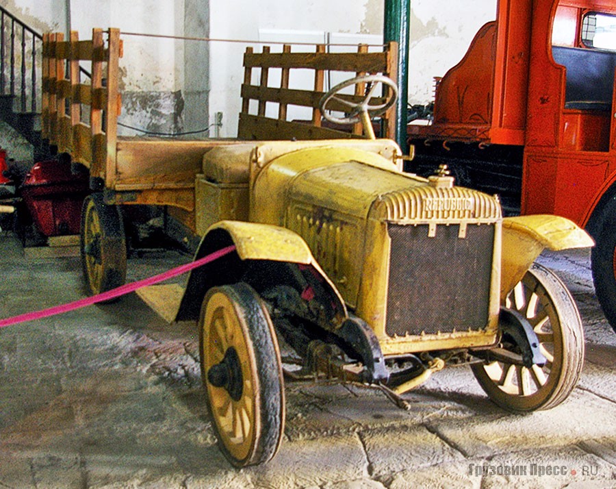 Ветхий грузовик [b]Republic Model 10[/b], выпущенный в 1914 г., был обнаружен на ферме La Caoba недалеко от г. Хагуэй Гранде (провинция Матансас)