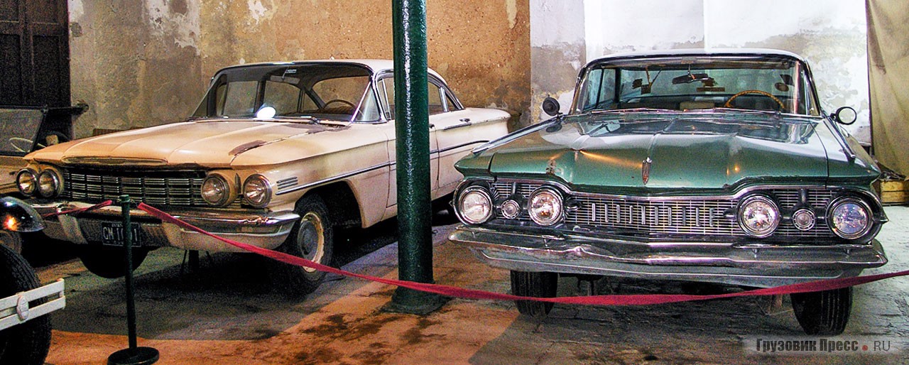 Детройтское барокко представлено двумя образцами Oldsmobile: [b]Oldsmobile 98 Celebrity Sedan[/b] 1960 г. (слева) и [/b]98 Holiday SportSedan[/b] 1959 г., принадлежавший команданте Камило Сьенфуэгос