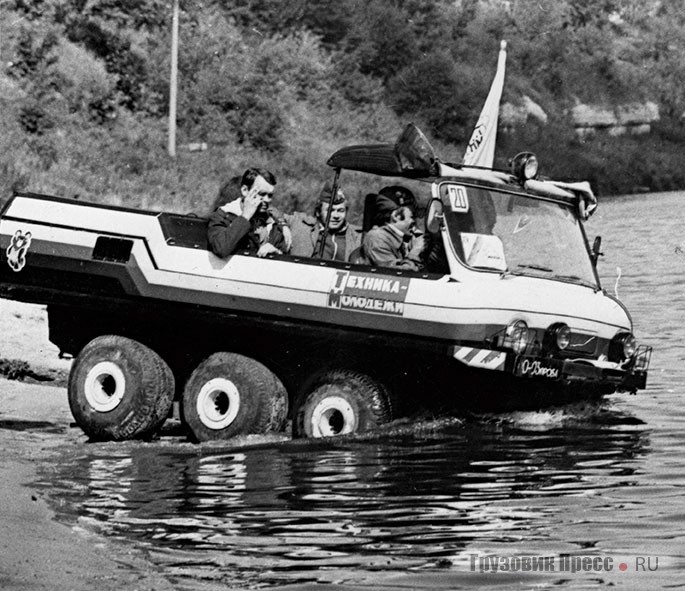 Свой полноприводный плавающий джиггер «Ухта» Александр Кулыгин с Сергеем Габовичем собирал всего 8 месяцев, июль 1980 г.