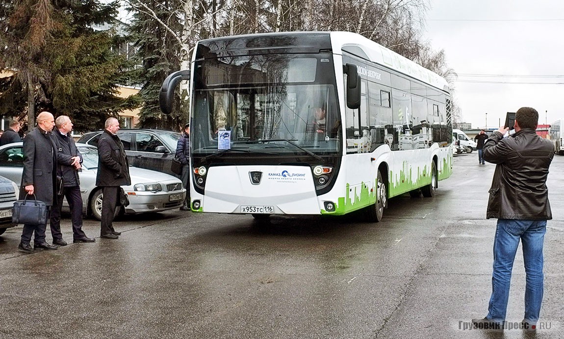 Проезд новейшего 85-местного [b]электробуса КАМАЗ-6282[/b] вызвал оживление у гостей