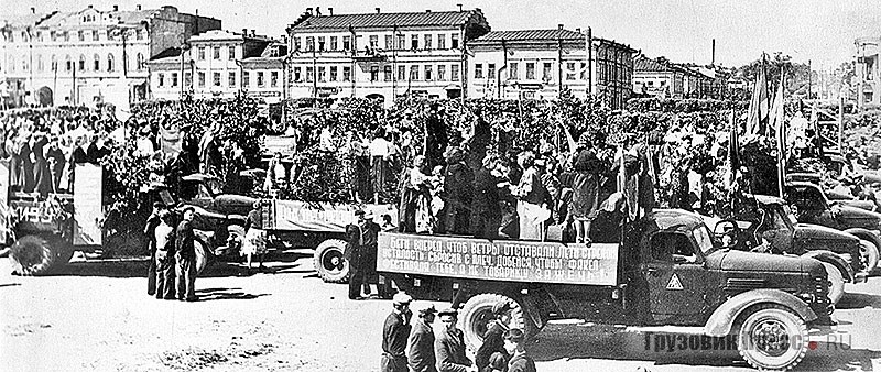 Кавалькада празднично украшенных грузовиков  г. Сарапула во время фестиваля молодёжи с участниками на платформах. Удмуртская АССР, 1957 г.