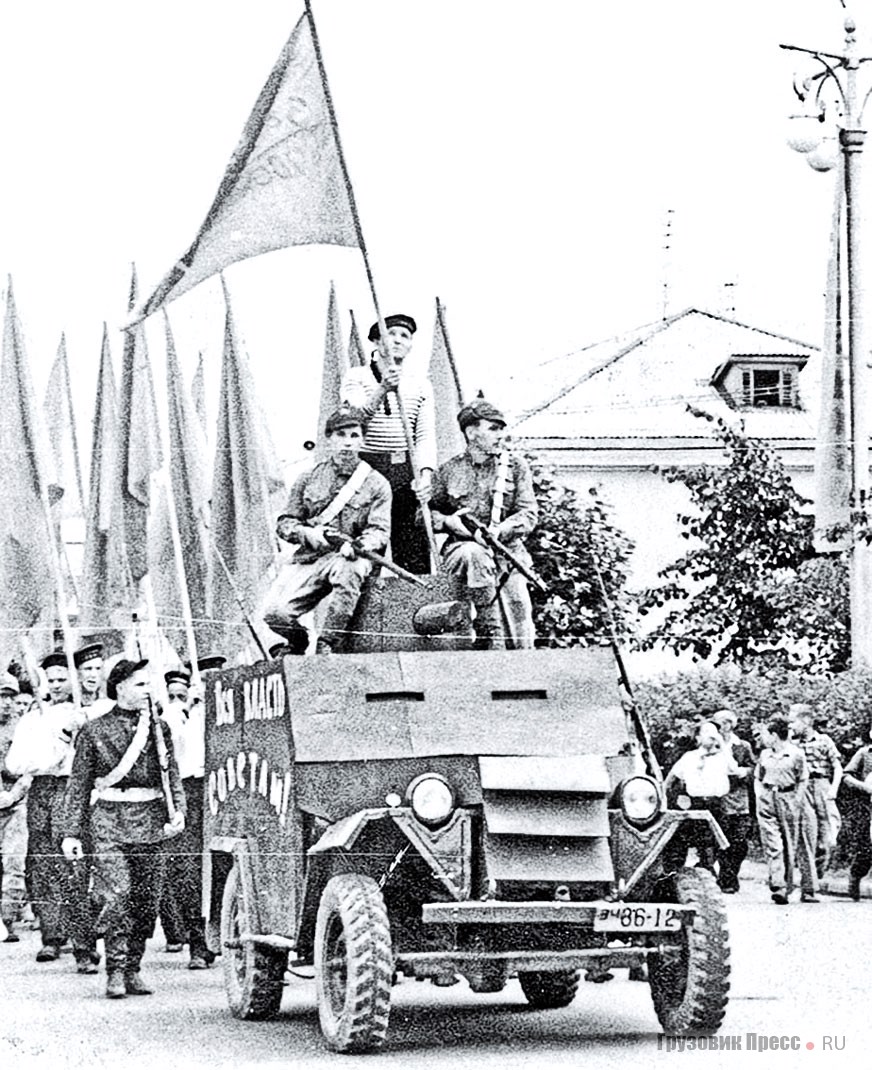 Имитация «ленинского» броневика на основе ГАЗ-67Б в закрытом Свердловске-44 (ныне г. Новоуральск), 1 мая 1959 г.