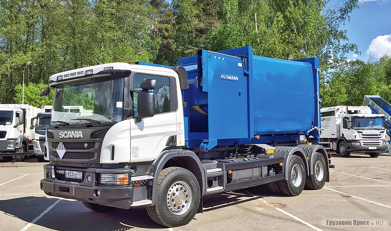 [b]Крюковой погрузчик на шасси Scania P360[/b] c бункером для прессования отходов. Компания РГ «Техно» выпускает погрузчики как на четырёхосном шасси, так и на трёхосном, такой 6x4 и был представлен в экспозиции отраслевой конференции. Нагрузка на переднюю ось 8,5 т, на задние 15 + 15 т. Двигатель DC13 104 мощностью 360 л.с., КП 8-ступенчатая с демультипликатором и одной пониженной передачей