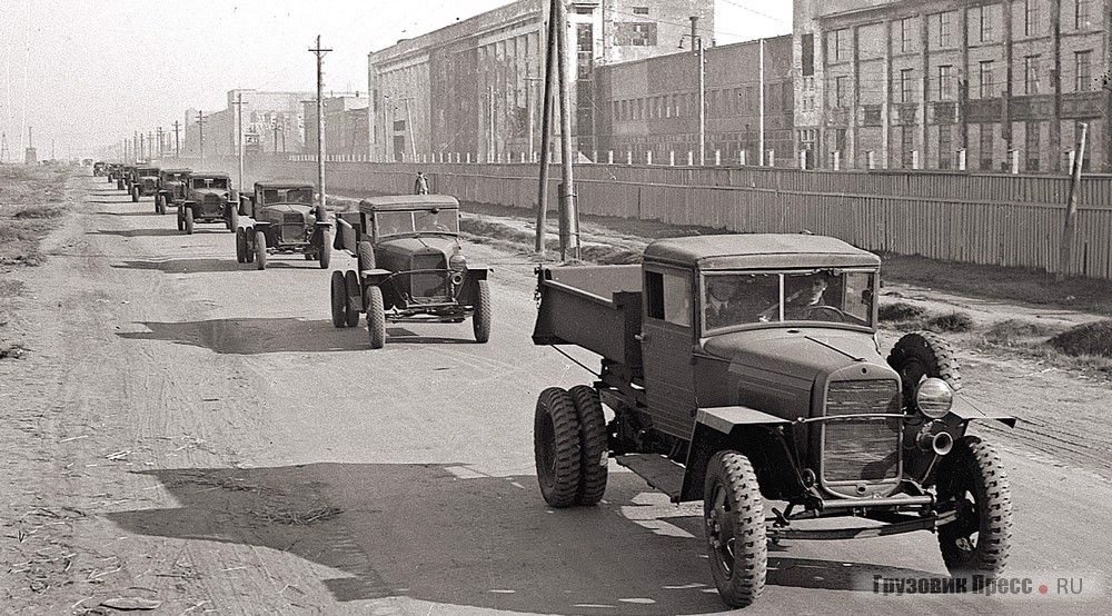 Колонна автомобилей выезжает с Горьковского автозавода. 1944 г.