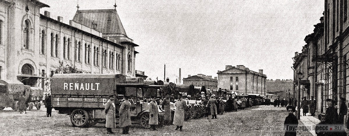 Автомобили Renault CA и Renault CF перед стартом 2-го Испытательного пробега грузовозов Военного ведомства. Петербург, 1912 г.