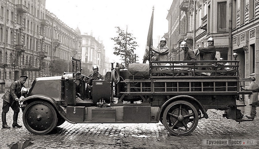 Пожарная линейка на шасси Renault OS в Ленинграде, 1930 г.