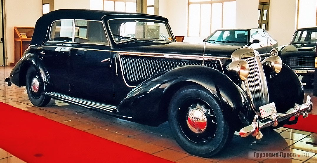 [b]Кабриолет Lancia Astura[/b] выпуска 1937 года (3,0 л, V8, 82 л.с. при 4000 об/мин) принадлежал Кларетте Петаччи – подруге вождя итальянских фашистов Бенито Муссолини