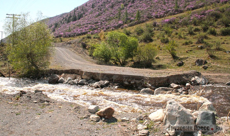 Талые воды с гор нередко размывают местные дороги