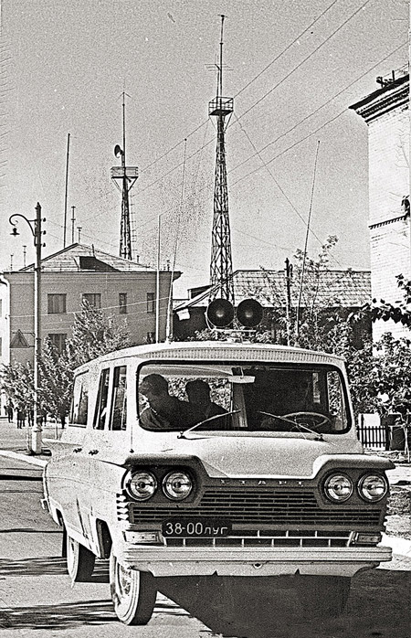 «Старт-2» на фоне главного здания «Луганскхимстроя». Привлекает внимание мачта передающей антенны для диспетчерской связи с трестами
