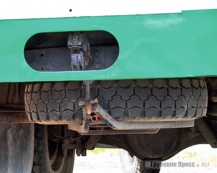 Фаркоп – крюковое тягово-сцепное устройство – наследие ГАЗ-53, донора шасси. Запасное колесо подвешено на днище кузова, в заднем свесе и удерживается гайкой