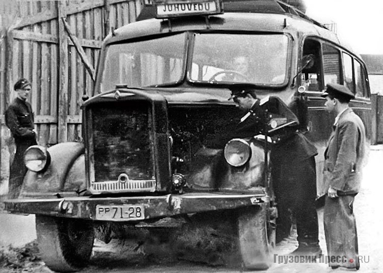 Автобус на шасси Borgward Typ 3t Benzin G.W. был получен таллинской автобазой № 5 (31 декабря 1949 г. переименована в Таллинский автобусный парк) со склада трофейной техники в Курляндии в 1945 г. На снимке, предположительно 1949 г., автоинспектор проводит технический осмотр