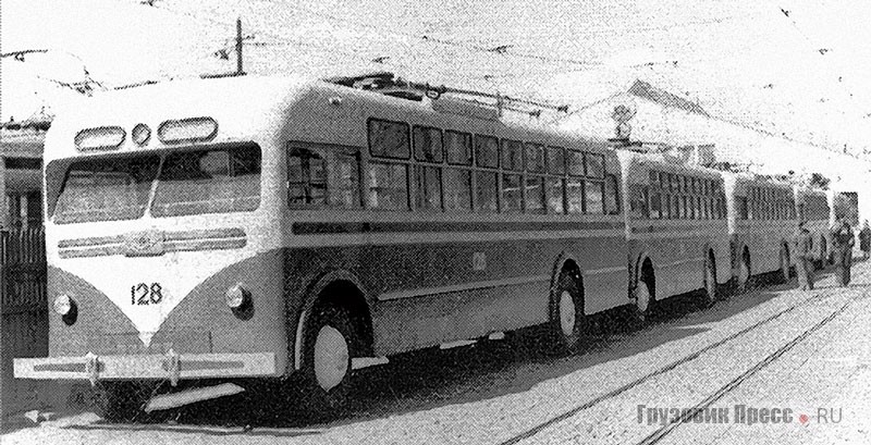 Троллейбусы ТБ-51 первых выпусков. У последующих троллейбусов этой серии ветровые стёкла были прямыми