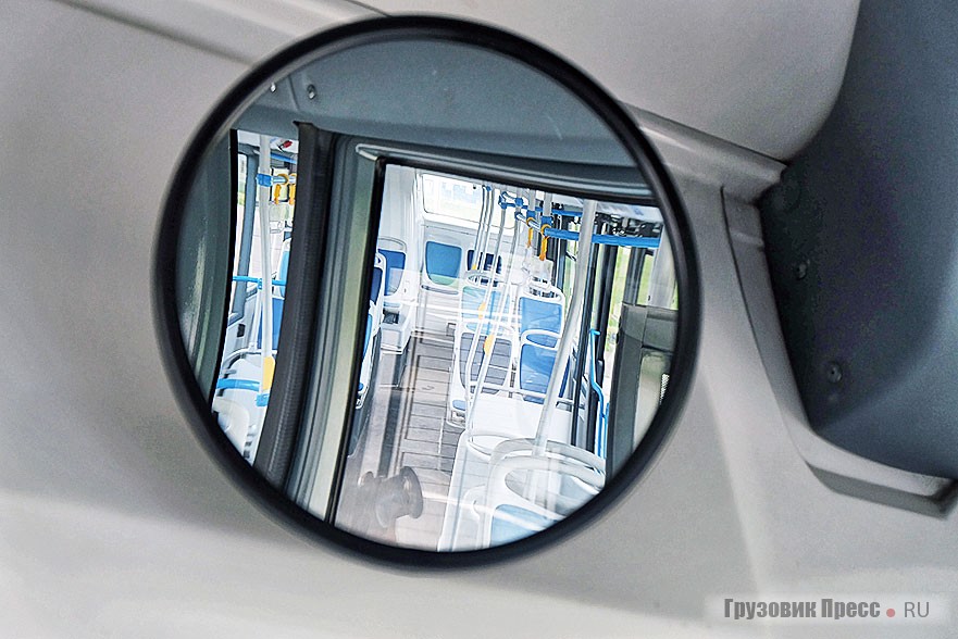 Обзор салона через зеркало кабины водителя без замечаний