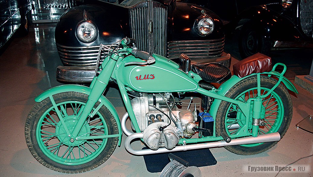 В коллекции мотоциклов тоже есть свои «изюминки», как вот этот послевоенный [b]спортивный М-75[/b] Ирибитского завода с верхнеклапанным оппозитным двигателем, ведущим свою родословную от мотоциклетных двигателей BMW