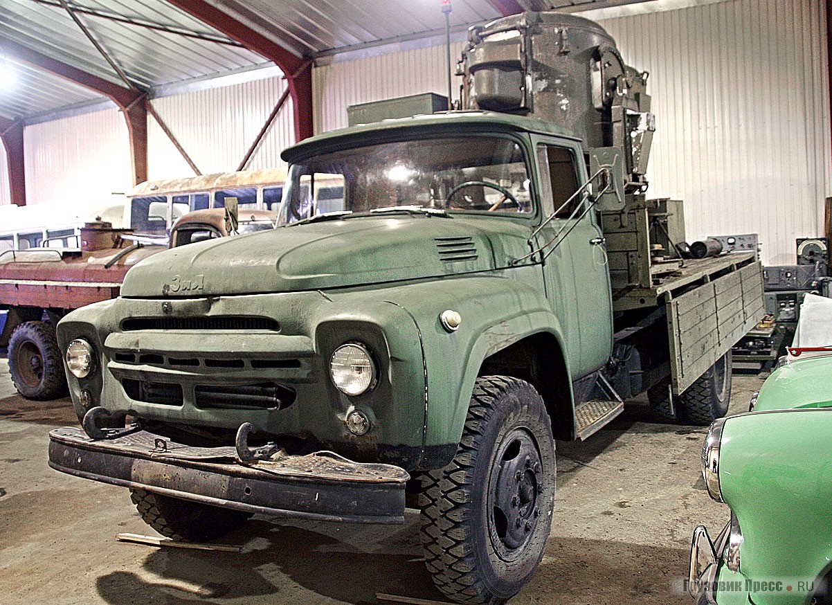 Полностью комплектная и исправная [b]прожекторная станция АПМ-90М[/b] выпуска начала 1970-х годов, на шасси бортовой машины ЗИЛ-130