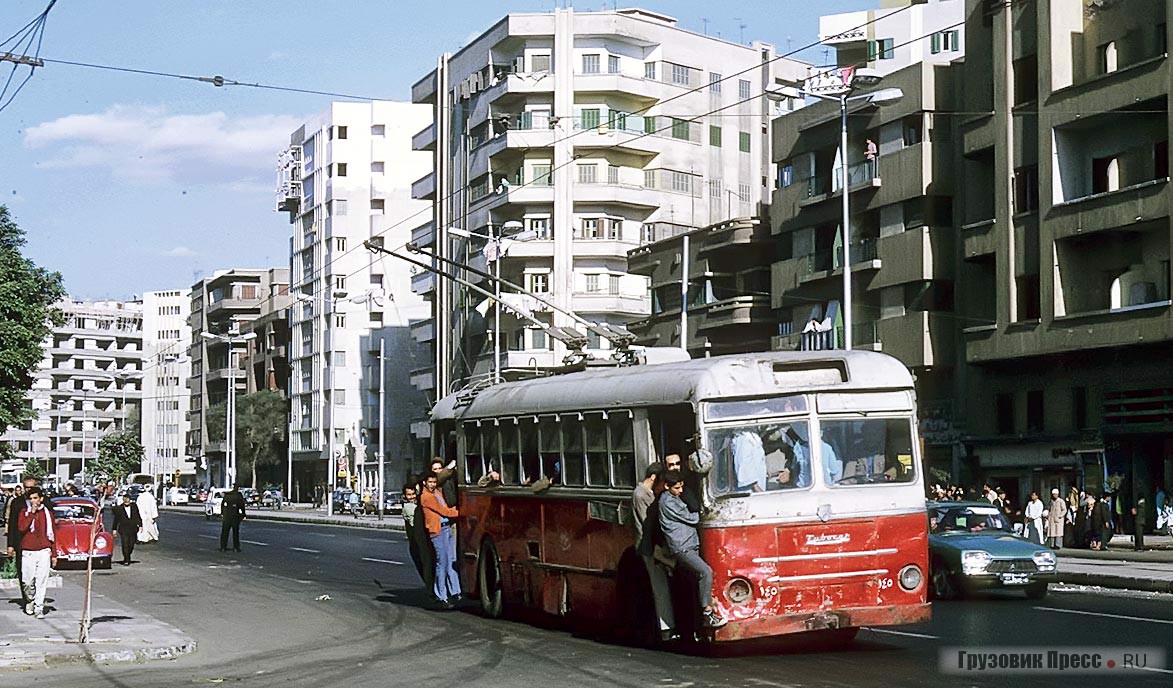 Будни столичного троллейбуса. Троллейбусы  SEAC Tubocar/CGE едва выдерживают в часы пик, 1973 г.