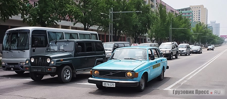 Автомобильная пробка во главе со стареньким такси Volvo 144 по количеству транспорта уже соответствует Москве 1960-х. Но для Пхеньяна и этого движения хватает за глаза: в городах движение с зажжёнными фарами становится обязательным требованием