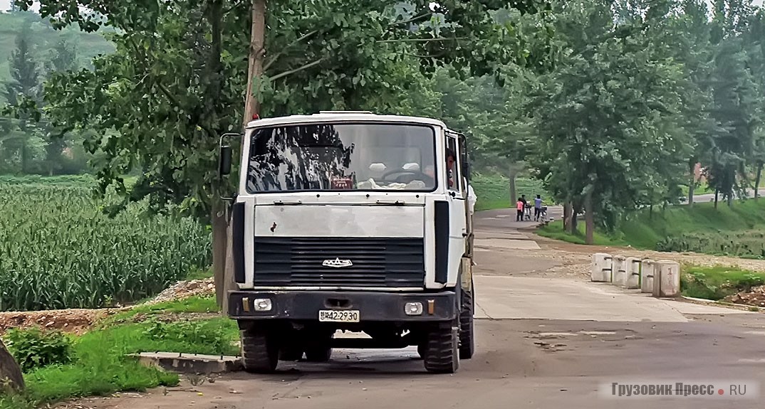 Водитель МАЗ-5551 с гордостью показывал свой автомобиль, понимая, что он управляет одним из лучших транспортных средств в своём районе