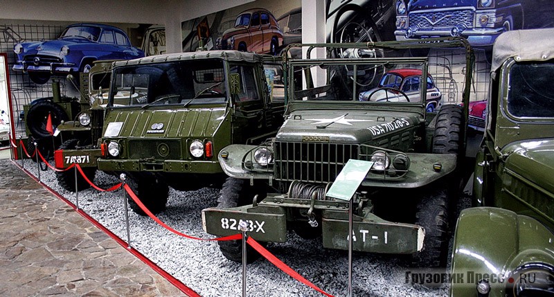 Образцы зарубежной техники: лэндлизовские GMC CCKV-353 (слева), Dodge WC52 (справа) и австрийский Styer-Puch Pinzgauer