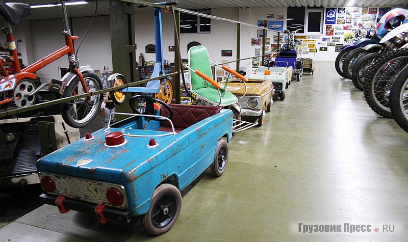 Педальные машины тоже часть экспозиции. Здесь представлены образцы известных марок типа «Москвич», «Радуга» (на переднем плане), «Нева» и даже довоенные производства ГАЗа