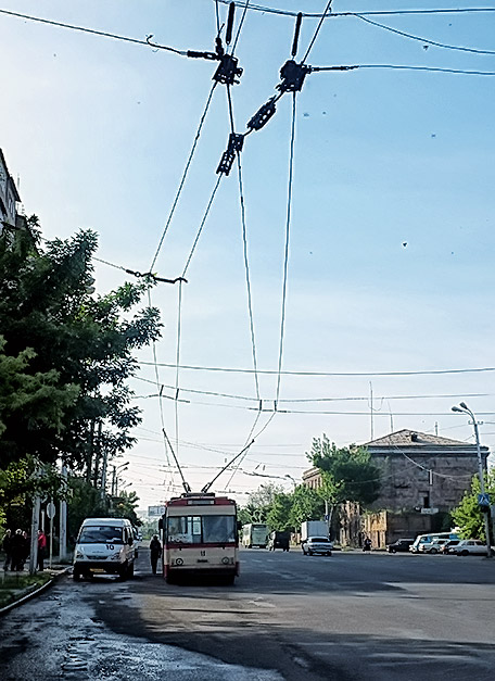 Многие троллейбусные провода в Ереване далеки от совершенства, и водители заранее выбирают способ движения на том или ином участке маршрута, 2013 г.