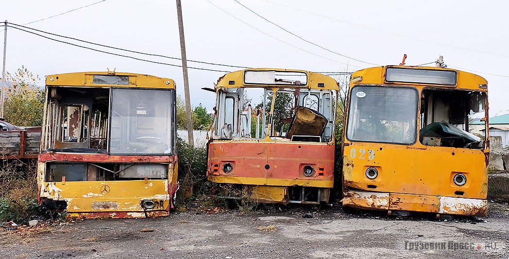 Три троллейбуса разного поколения в Гори. Шкода-14Тр, работавшая в Гори с момента получения, ЗИУ-682В и экспортный ЗИУ-682В, полученные в 2000 г. из Греции