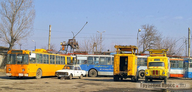 Рустави. Последние сохранившиеся троллейбусы на территории парка. 2010 г.