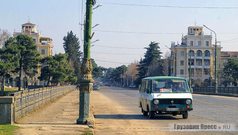 А так выглядят улицы Рустави, где еще много старых микроавтобусов РАФ. 2010 г.