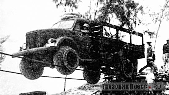 Вьетнамское ноу-хау, для переправы через ущелье ГАЗ-63 использованы шкивы, укреплённые на дисках колёс снаружи, 1964 г.