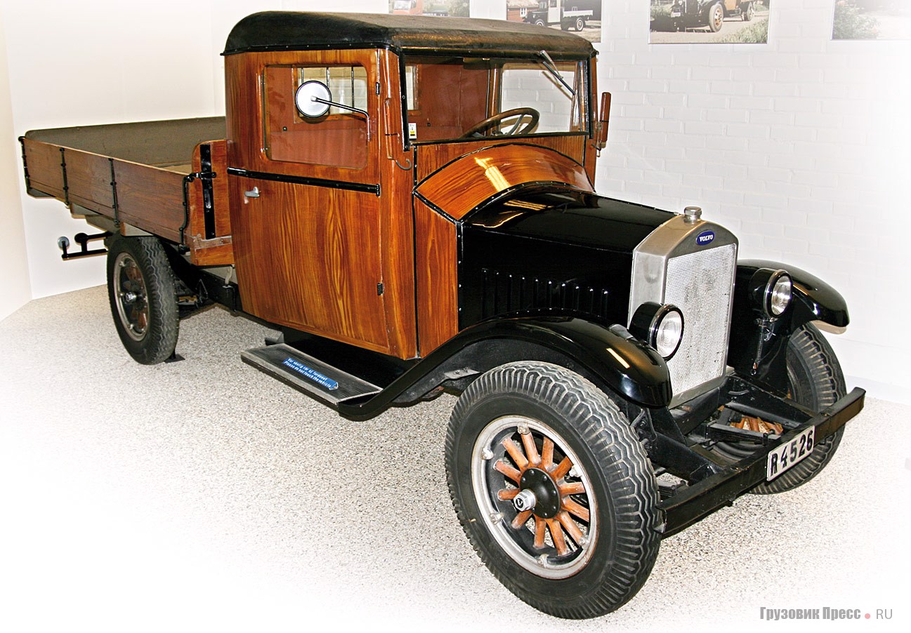 [b]Volvo LV40 (4x2) 1928 г.[/b] Первый коммерческий автомобиль, базировавшийся на шасси пассажирского. Грузовик с 4-цилиндровым рядным двигателем рабочим объемом 1944 см[sup]3[/sup] и мощностью 28 л.с. при 2000 мин[sup]–1[/sup]. Диаметр цилиндра и ход поршня – 75х110 мм. Трансмиссия – 3-ступенчатая механическая, с приводом на задние колеса. При базе 3302 мм и собственной массе 1140 кг обладал грузоподъемностью 1500 кг. Обратите внимание на односкатные шины задней оси, отсутствие электрических указателей поворотов и тонкие стенки кузова. В период до 1930 г. было выпущено 997 грузовиков модификаций LV40, 41, 42, 43, 44 и 45