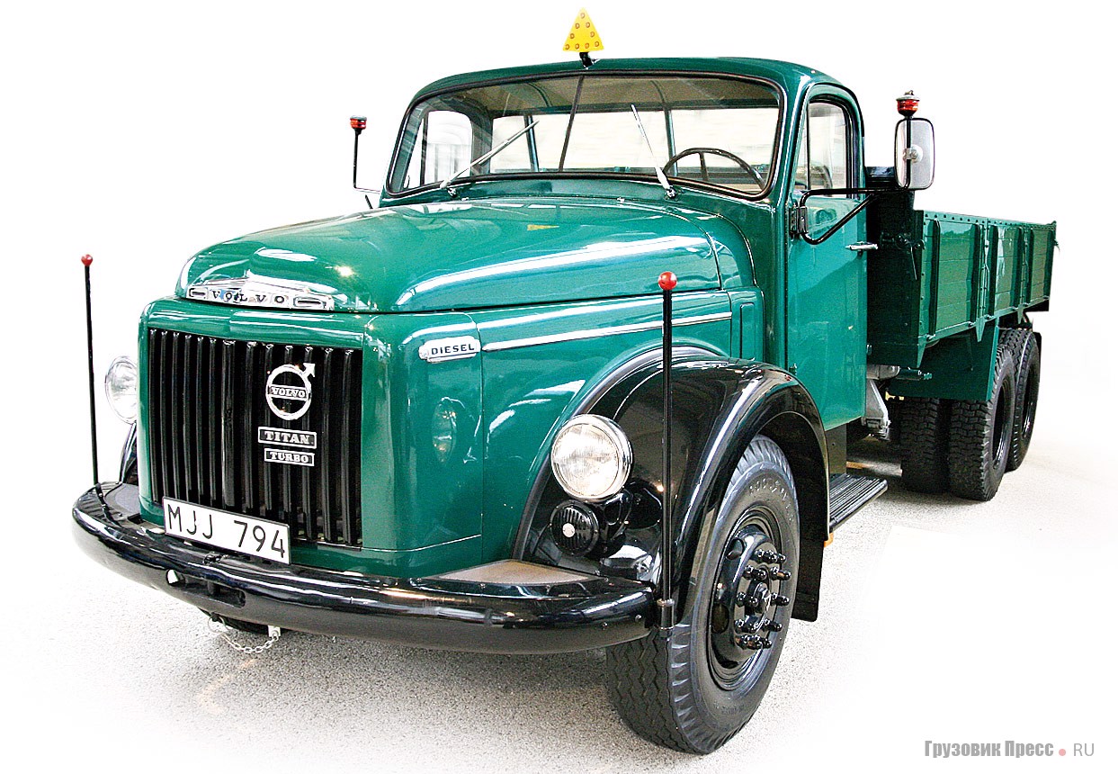 [b]Бортовой грузовик Volvo L395 Titan (6x4) 1954 г.[/b] Автомобиль-легенда с мощнейшим для середины 50-х двигателем с турбонагнетателем. Это легкая версия сестринской модели Viking, которая опередила грузовой бизнес на 10 лет. Автомобиль имел полную массу 17–21 т и оснащался 6-цилиндровым рядным турбодизелем рабочим объемом 9700 см[sup]3[/sup] мощностью сперва 185 л.с., а позже – 230 л.с. За 1951–1965 гг. завод покинули 19 500 единиц Titan двух типов (L395 и L495) с колесной формулой 4х2, 6х2 и 6х4