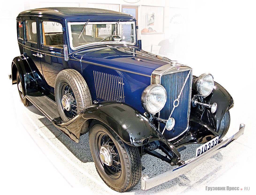 [b]Volvo PV 654 (4x2), 1933 г.[/b] После модели PV 653 Standard в 1933-м появилась PV 654 De Luxe. Ее отличали фонари заднего хода и возможность выбора нескольких цветов окраски. Его 6-цилиндровый рядный мотор объемом 3266 см[sup]3[/sup] развивал 65 л.с. при 3200 мин[sup]–1[/sup]. Диаметр цилиндра и ход поршня составляли 79,4х110 мм. Трансмиссия – 3-ступенчатая механическая с приводом на задние колеса. Привод тормозов – гидравлический. Колесная база – 2946 мм, снаряженная масса – 1780 кг. До 1934 г. включительно выпущено 230 ед. PV 653 и 361 ед. PV 654.