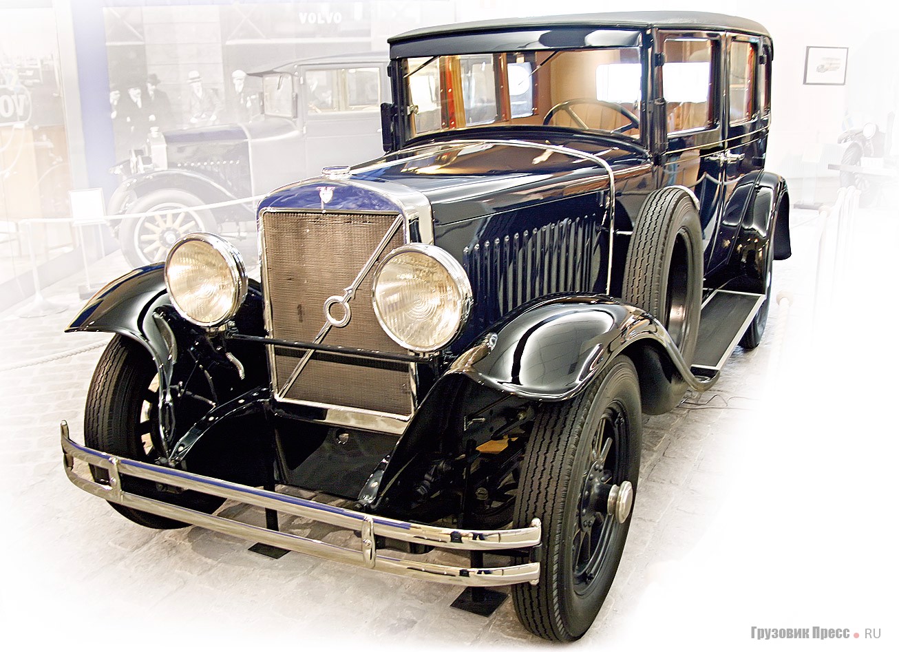 [b]Volvo PV 651 (4x2), 1931 г.[/b] Родоночальник 6-цилиндровых двигателей Volvo был выпущен в 1929 г. и установлен на эту модель. Небольшой по тем временам 3-литровый (3010 см[sup]3[/sup]) силовой агрегат обладал отдачей в 55 л.с. при 3000 мин[sup]–1[/sup]. Диаметр цилиндра и ход поршня составлял 76,2х110 мм. Трансмиссия – 3-ступенчатая механическая с приводом на задние колеса. Тормоза на всех колесах барабанные. Колесная база – 2946 мм, снаряженная масса – 1501 кг. У PV 651 не было электрических указателей поворота, а «запаску» возили на левом крыле. Это первый 6-цилиндровый пассажирский автомобиль шведской компании.