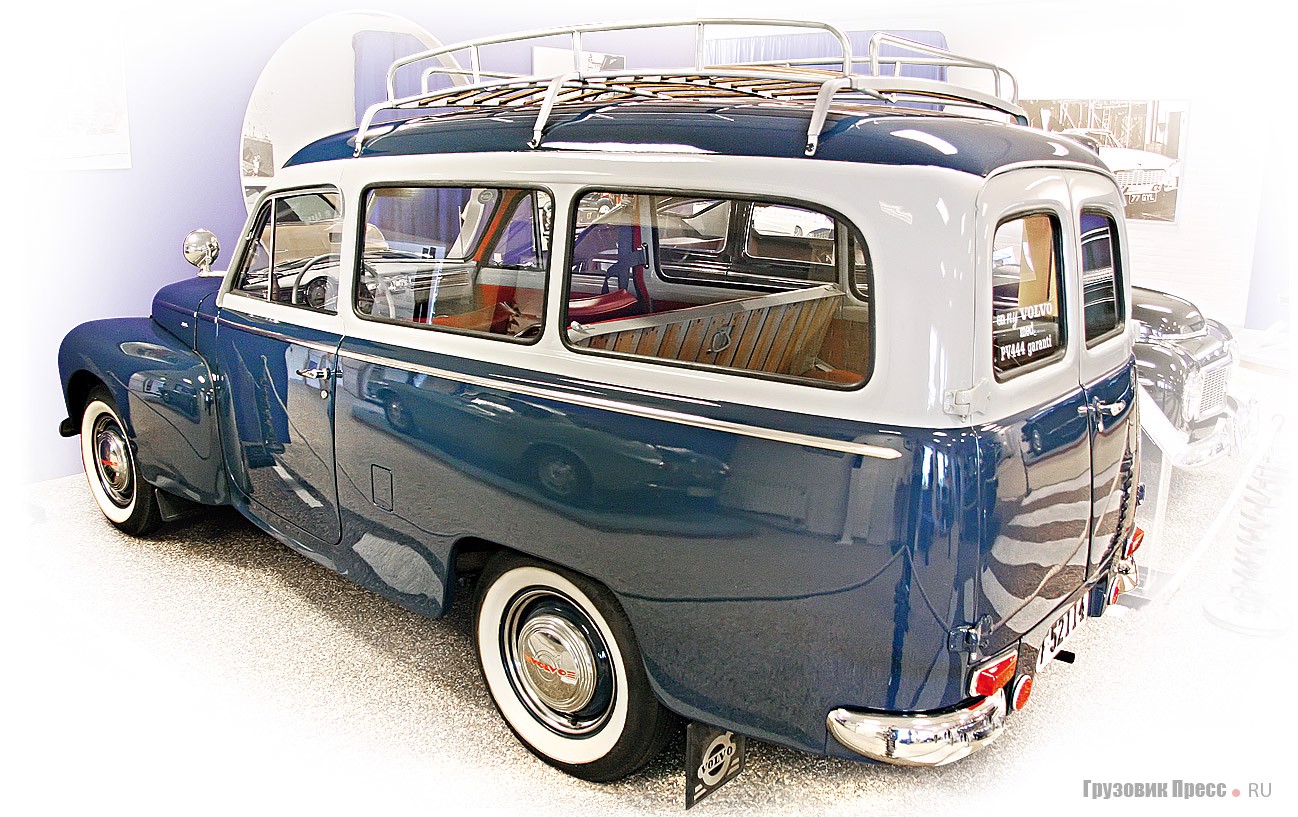 [b]Volvo PV 445 Duett (4x2), 1958 г.[/b] Автомобиль базировался на шасси PV 444 и во многом был с ним унифицирован. С 1949 по 1953 г. эту модель выпускали в виде развозного грузовика, фургона, универсала и даже открытого купе. Но эти кузова делали не специалисты Volvo, а инженеры других кузовных фирм. Последний год производства модели – 1960-й. Выставленный в музее знаменитый Duett (вариант DH) появился в 1953-м. Под капотом был 4-цилиндровый рядный двигатель с верхним расположением клапанов, рабочим объемом 1414 см[sup]3[/sup] и мощностью от 40 до 85 л.с. с диаметром цилиндра и ходом поршня 75х80 мм или объемом 1583 см[sup]3[/sup], мощностью 60 л.с. при 4500 мин[sup]–1[/sup] с диаметром цилиндра и ходом поршня 79,37х80 мм. Трансмиссия – 3-ступенчатая механическая, привод тормозов – гидравлический. Колесная база – 2600 мм.