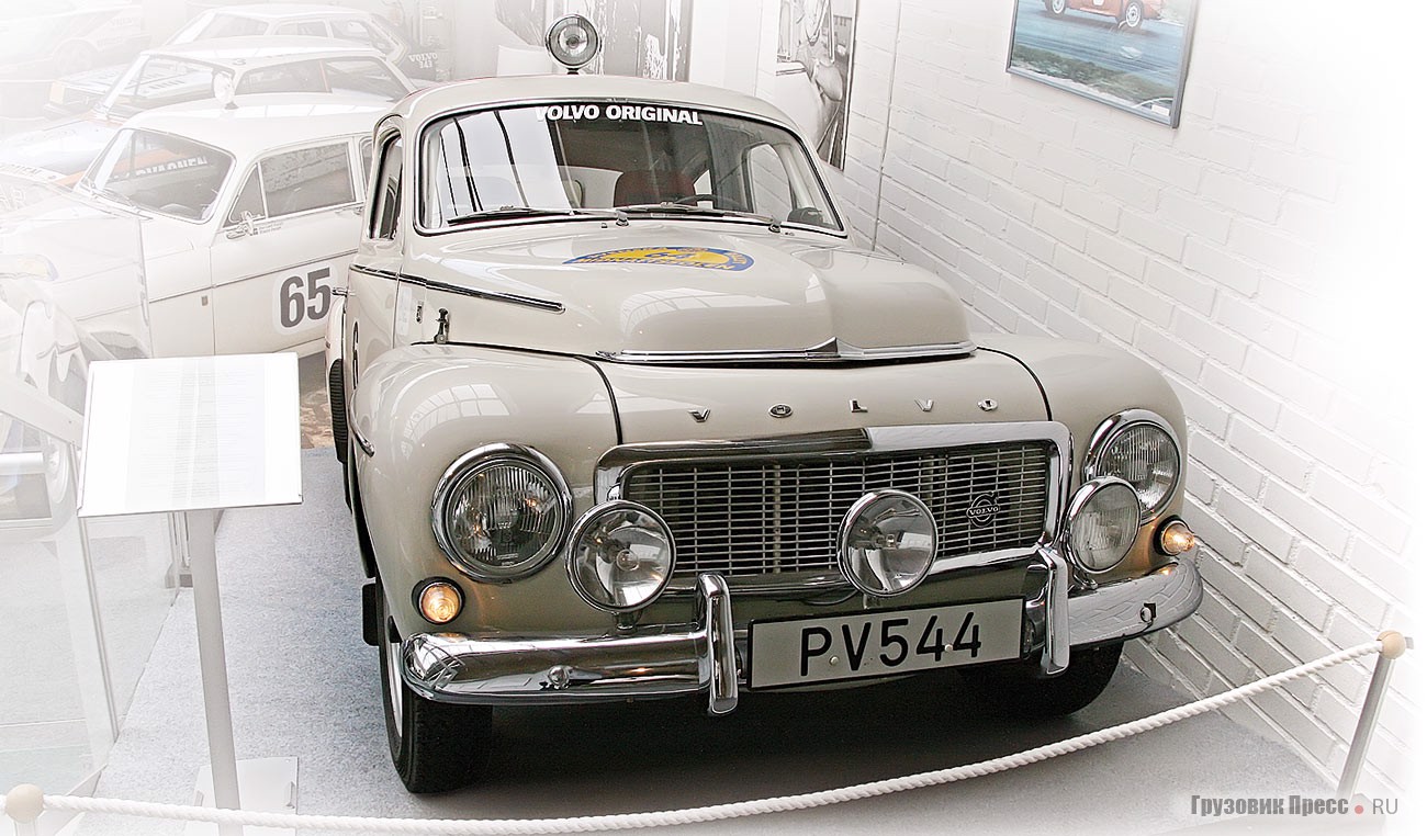 [b]Volvo PV 544 (4x2), 1958 г.[/b] В середине 1950-х Volvo начала экспортировать свои автомобили в США. Первой моделью была PV 444 с двойным карбюратором, продажи которой превысили сбыт в Швеции. Новый PV 544 выпускали с «американским двигателем», а сама машина больше известна как PV 544 Sport. Двигатель – 4-цилиндровый рядный, объемом 1,6 или 1,8 л. На этом авто Гран-при выигрывали европейские чемпионы по ралли Гуннар Андерссон(1958 и 1965 гг. Большой приз Аргентины в 1960 г.), Ева Росквист (1959 г.), Том Трана (1965 г.).
