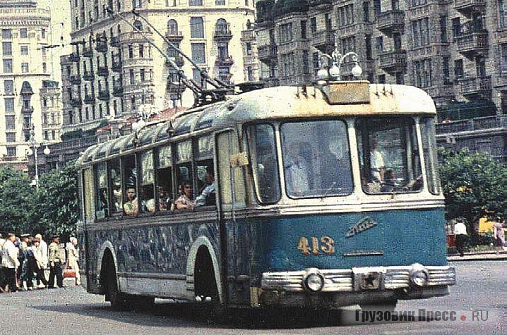 Троллейбус КТ ТБЭ-С 1958 года идентичен СВАРЗ ТБЭС ВСХВ. Первые машины работали в Киеве с типичной московской расцветкой