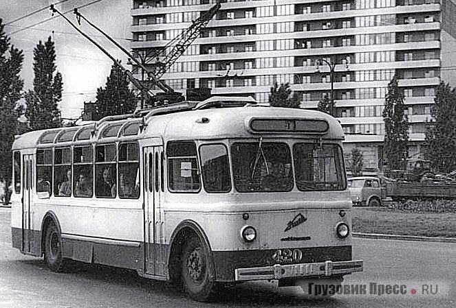 Одна из первых самостоятельных разработок КЗЭТ – троллейбус носил прежнее название ТБЭ‑С. 1960 г.