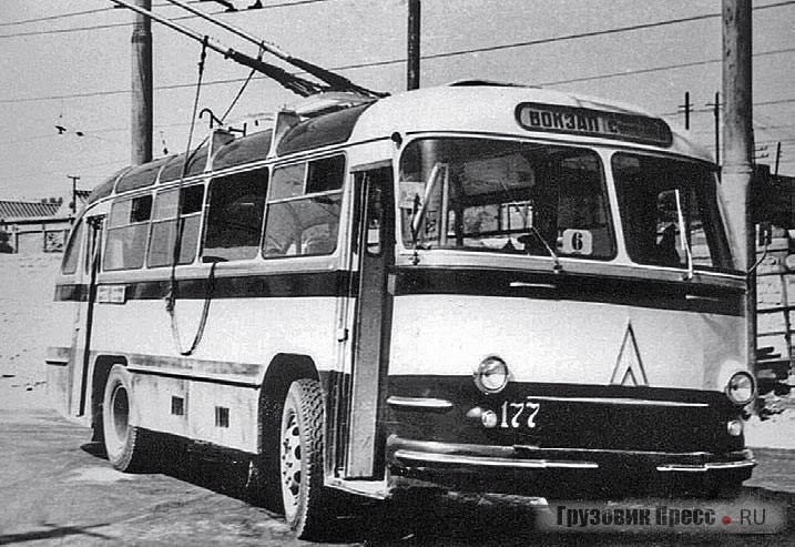 Выпущенный в 1962-м бакинский БТ-62 был переделан из автобуса 1959 г. (без козырька и с задним остеклением). Всего было собрано 37 машин