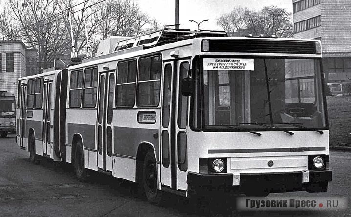«Киев-11» в серию в 1989-м не пошел, но на базе этого кузова и по техдокументации в 1992 г. на Южмаше было развернуто производство ЮМЗ Т-1