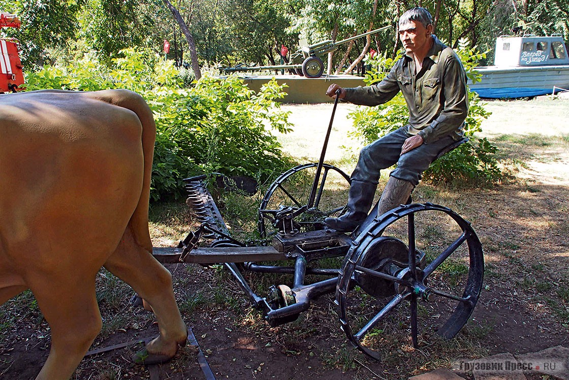 Территория выставки разбита на тематические сектора. В секторе «Тыл – фронту» можно увидеть пример, как живую тягловую силу превращали в механическую работу – [b]косилку пароконную К-1,4[/b]. На самом деле ширина захвата режущего аппарата равнялась не 1,4 м, а 1,37 м, т. е. 4 1/2 футам, что выдаёт изначальное американское происхождение орудия. Колоритность экспонату придают муляжи быков, погонщика и одноногого колхозника