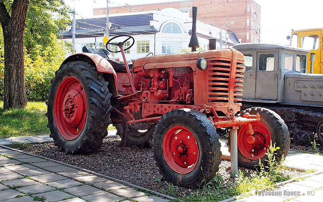 [b]Универсальный трактор МТЗ-5[/b] выпускали с 1957 по 1962 год на Минском тракторном заводе, а с 1958 по 1972 год – на Южном машиностроительном заводе в Днепропетровске. Облик МТЗ-5 выдержан в стиле «стримлайн-модерн», привитом американским тракторам в конце 1930-х дизайнерами Генри Дрейфусом и Рэймондом Лоуи. Этот стиль переняли Владимирский, Днепропетровский, Липецкий, Минский и Харьковский заводы. Кабина появилась у трактора в 1958 году. Киевский завод «Красный экскаватор» делал на базе МТЗ-5 экскаватор Э-1514, получивший в миру прозвище «Петушок»