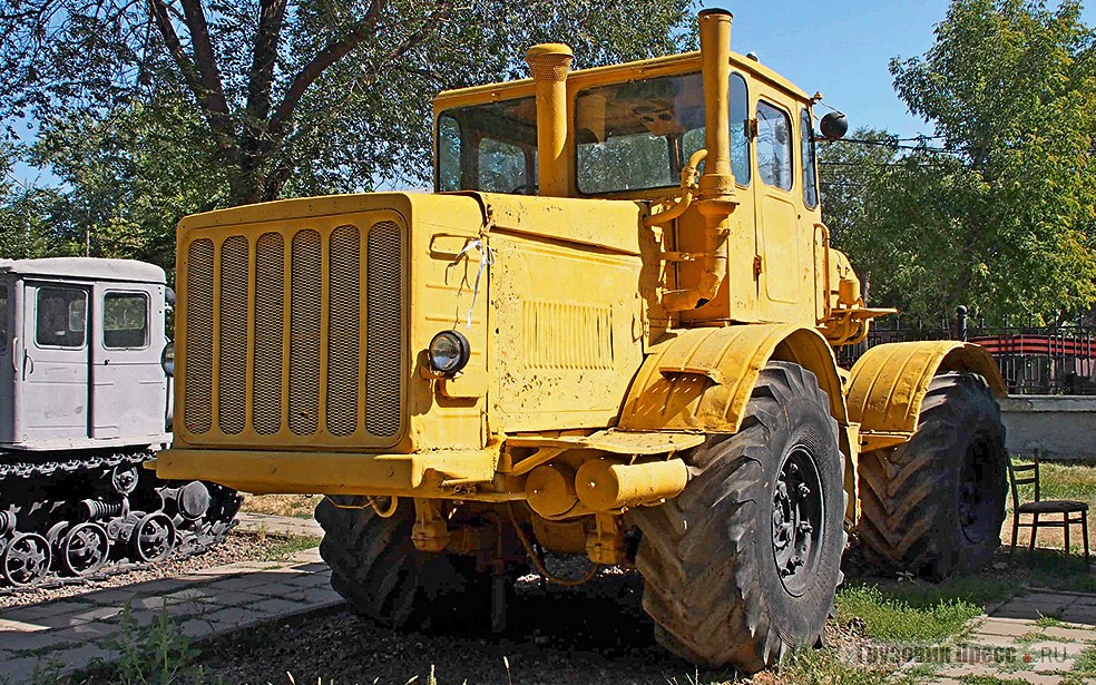 [b]К-700 «Кировец»[/b] – самый мощный трактор общего назначения в СССР. Создан в 1962 году. Выпускался на Кировском заводе в Ленинграде. В 1969-м на Парижском салоне тракторов и сельскохозяйственных машин признан самым мощным в мире сельскохозяйственным колёсным трактором. Отличается шарнирно-сочленённой рамой, за счёт изменения угла которой поворачивает. В коробке передач реализован принцип переключения без разрыва потока мощности (за счёт работающих в масле фрикционов)